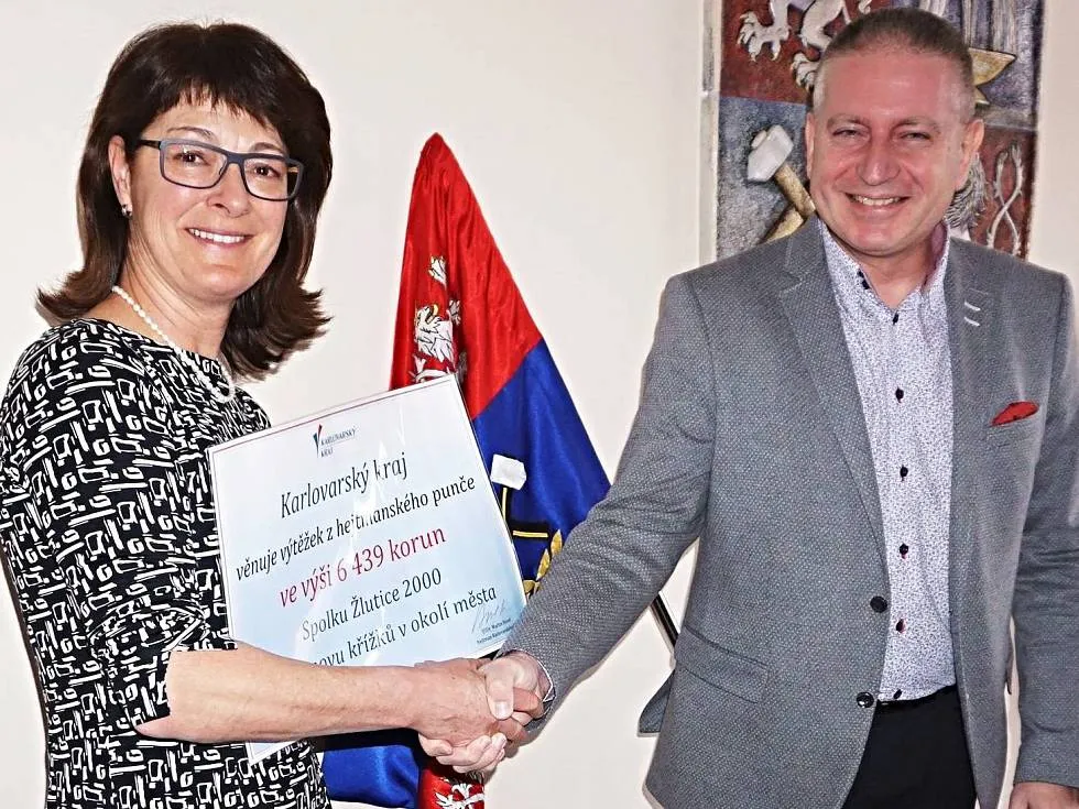 Hejtman předal šek na obnovu drobných památek u Žlutic